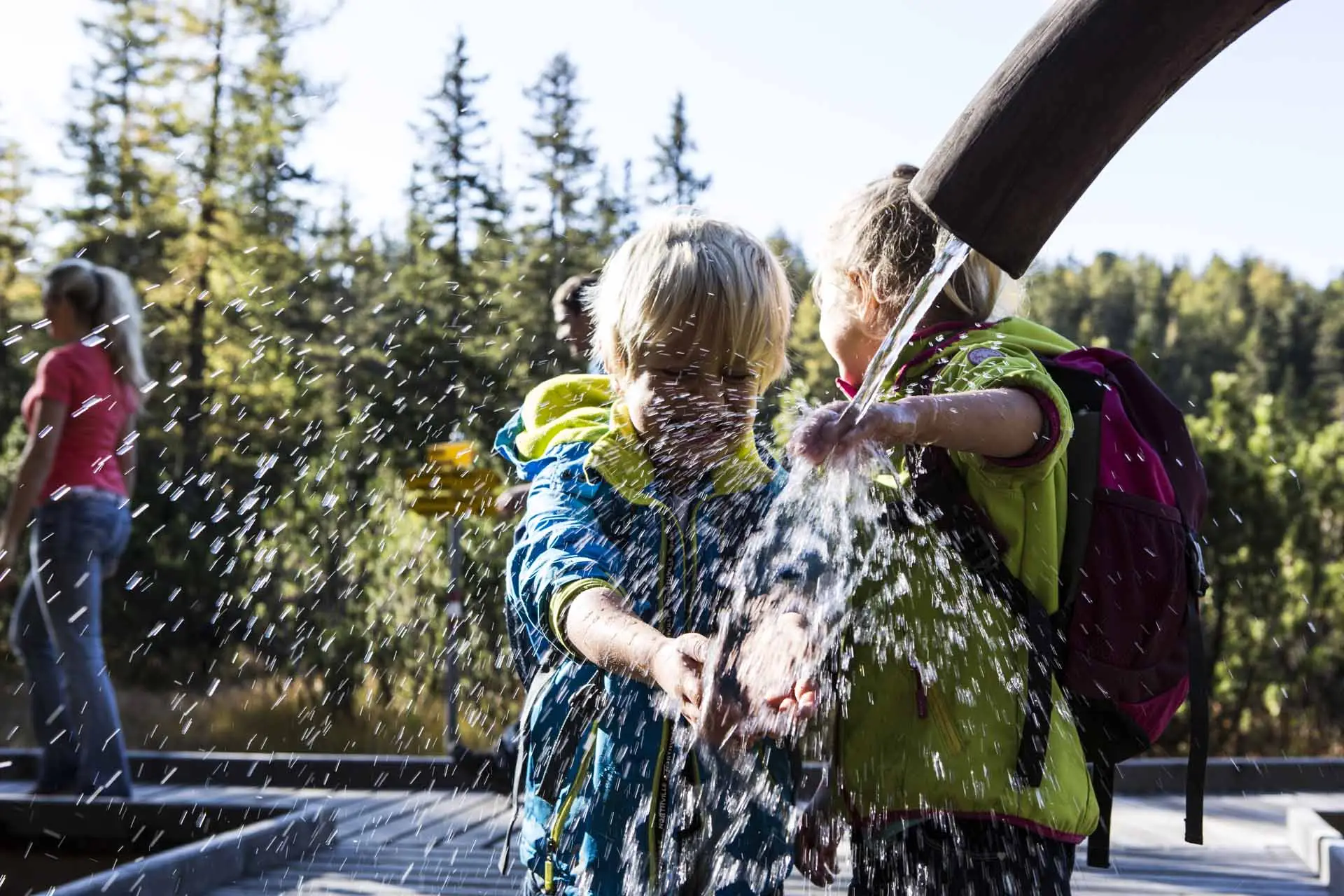 kinder spielen mit Wasser